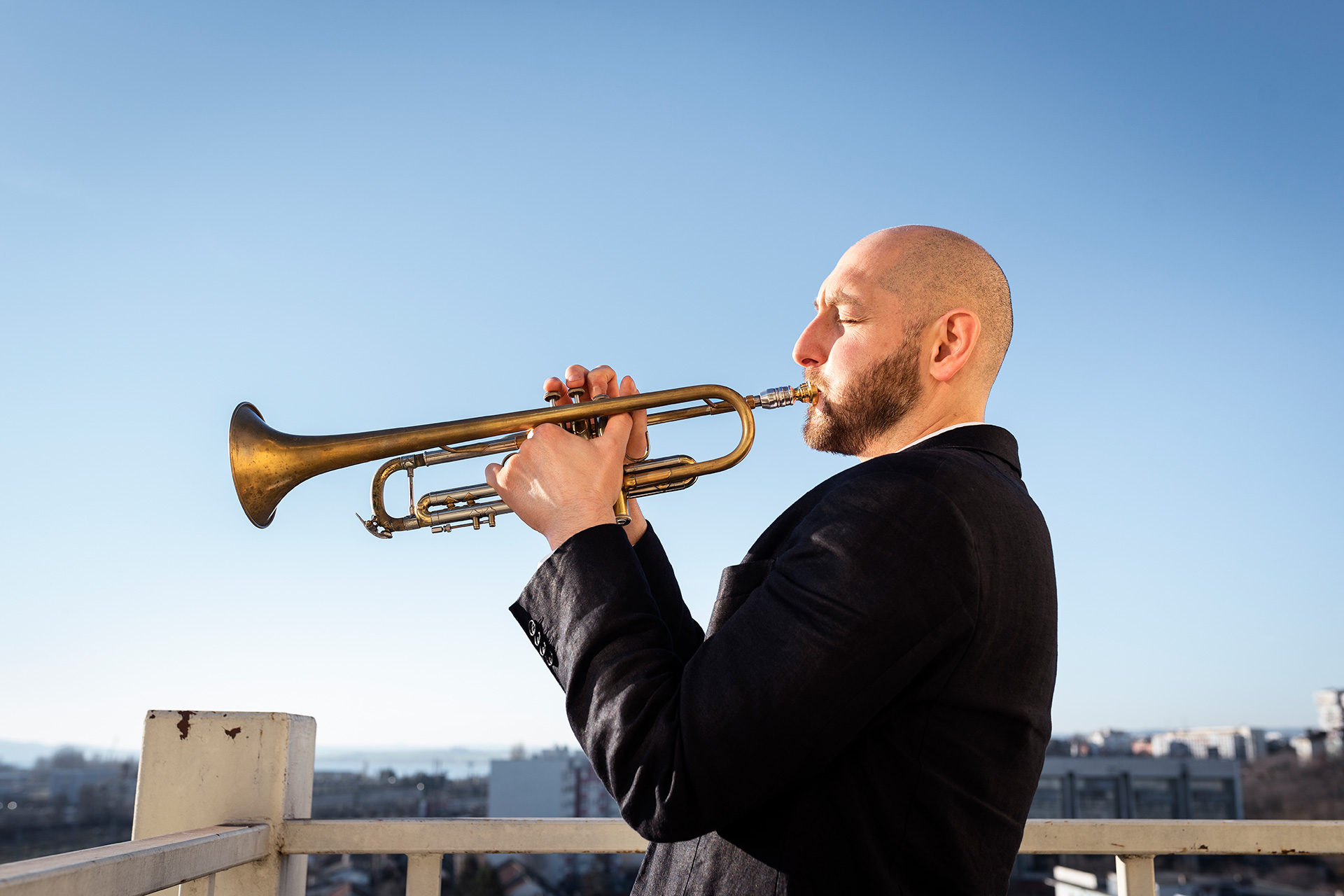 https://www.academyofmusic.de/wp-content/uploads/2022/10/academy-of-music-leipzig-jazz-day-with-adult-playing-trumpet.jpg